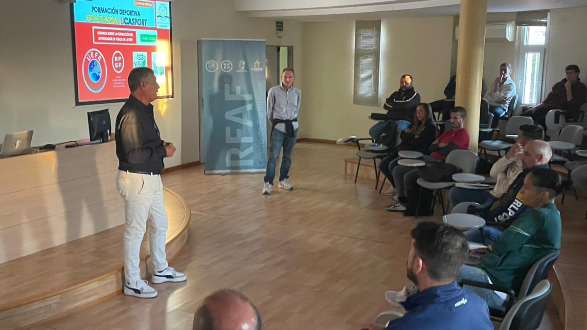 cedifa's tweet photo. FORMACIÓN | @RFAF

✅ Inauguración Curso UEFA B #Cádiz con los profesores  @Jesus_Acal, Antonio Fernández y @hugoalbertovaca Director Delegado

🔋Magnífica jornada donde el éxito de convocatoria se reflejó en el número de alumn@s

⚽Participación espectacular 

#FormacionRFAF https://t.co/Ff0OCwbEV4