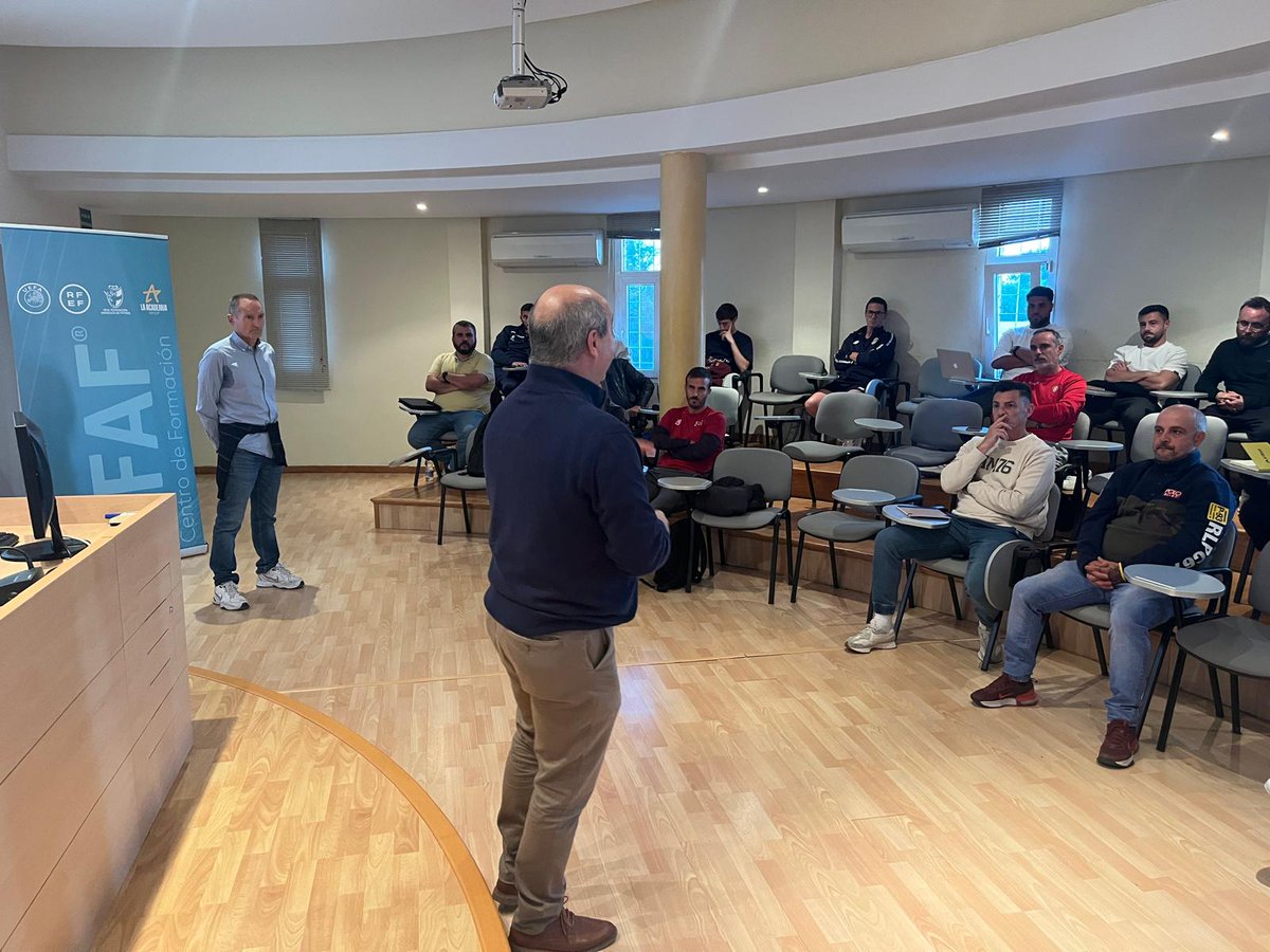 cedifa's tweet photo. FORMACIÓN | @RFAF

✅ Inauguración Curso UEFA B #Cádiz con los profesores  @Jesus_Acal, Antonio Fernández y @hugoalbertovaca Director Delegado

🔋Magnífica jornada donde el éxito de convocatoria se reflejó en el número de alumn@s

⚽Participación espectacular 

#FormacionRFAF https://t.co/Ff0OCwbEV4