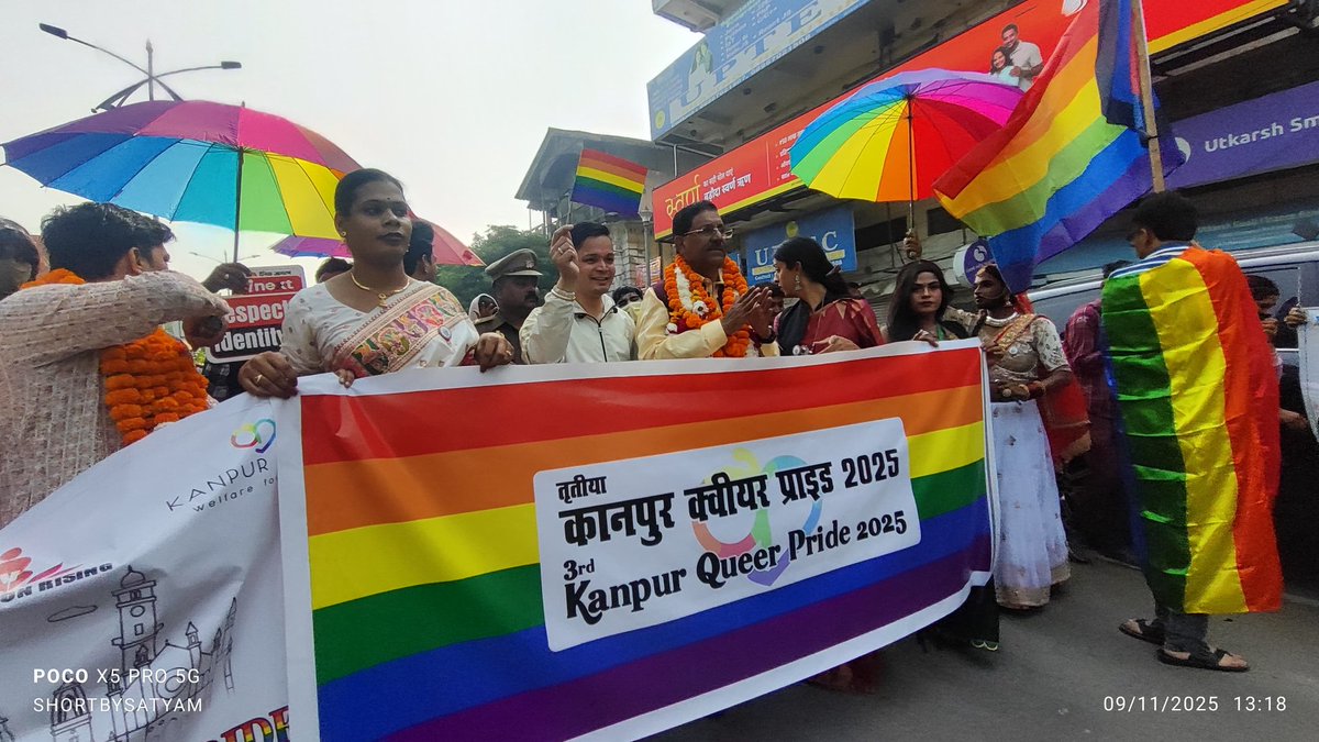 SatrangiSalamSS's tweet image. कानपुर की गलियों में 9 नवम्बर को रंग,संगीत और गर्व की गूंज थी🌈
कानपुर क्वियर प्राइड की इस शानदार परेड में प्रयाग क्वियर प्राइड ने भी पूरी ऊर्जा के साथ हिस्सा लिया💃🎶
एकता, प्रेम और स्वीकार्यता का यही तो असली जश्न है!🏳️‍🌈
#PrideVibes #KanpurQueerPride #PrayagrajPride #Pride2025