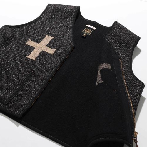 CHARCOAL_GREEN's tweet image. 11/13FLAGSHOP三浦です。
激押しなベスト。
40s のヴィンテージのBEACH CLOTH生地を、
尾州地区のヴィンテージのラッセル機を稼働させリプロダクト。
00m.in/iAoHv

#ジプシーアンドサンズ　#GYPSY&amp;amp;SONS