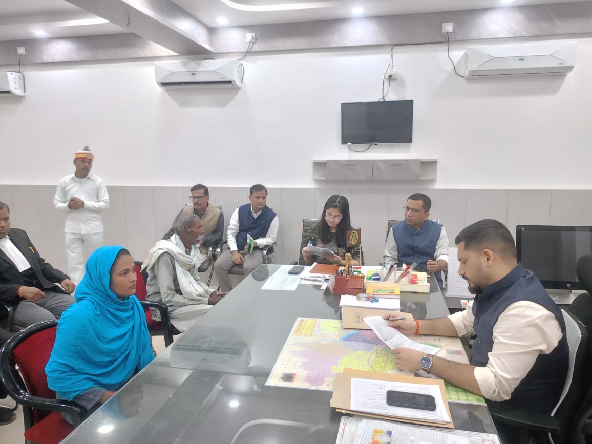 DM_Barabanki's tweet photo. आज कलेक्ट्रेट कार्यालय कक्ष में #जनता_दर्शन में आमजन की समस्याओं को सुना। संबंधित अधिकारियों को गुणवत्तापूर्ण व समयबद्ध निस्तारित करने हेतु निर्देशित किया।
@UPGovt 
@CMOfficeUP 
@InfoDeptUP https://t.co/4wCcngZi5d