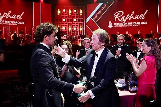 bisbalpress's tweet image. David Bisbal actuando en la Gala Homenaje a Raphael (FOTOS getty) con Elena Rose
gettyimages.es/search/2/image…