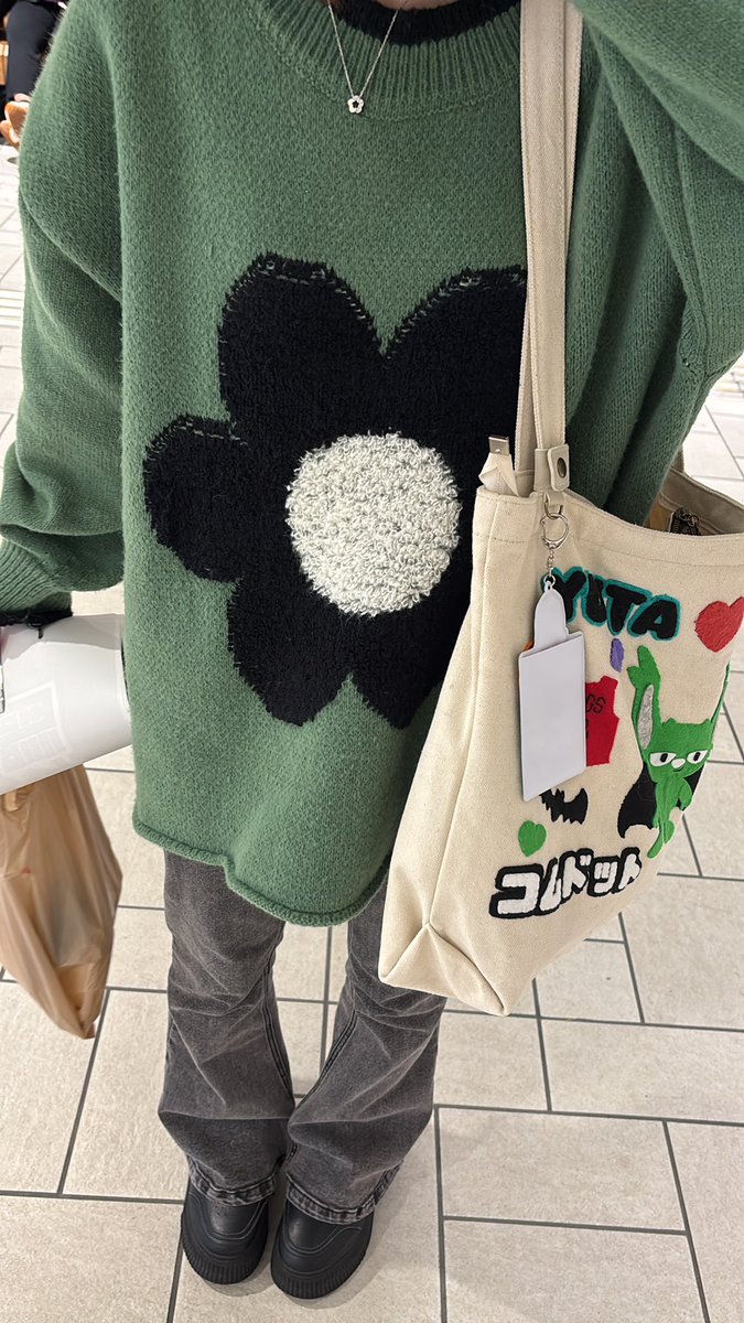 ce40754's tweet photo. @aya10vvymamm グッズ会場の横にいるので、着きましたら教えてください！この服装してます！ https://t.co/Hw5qp46Fnk