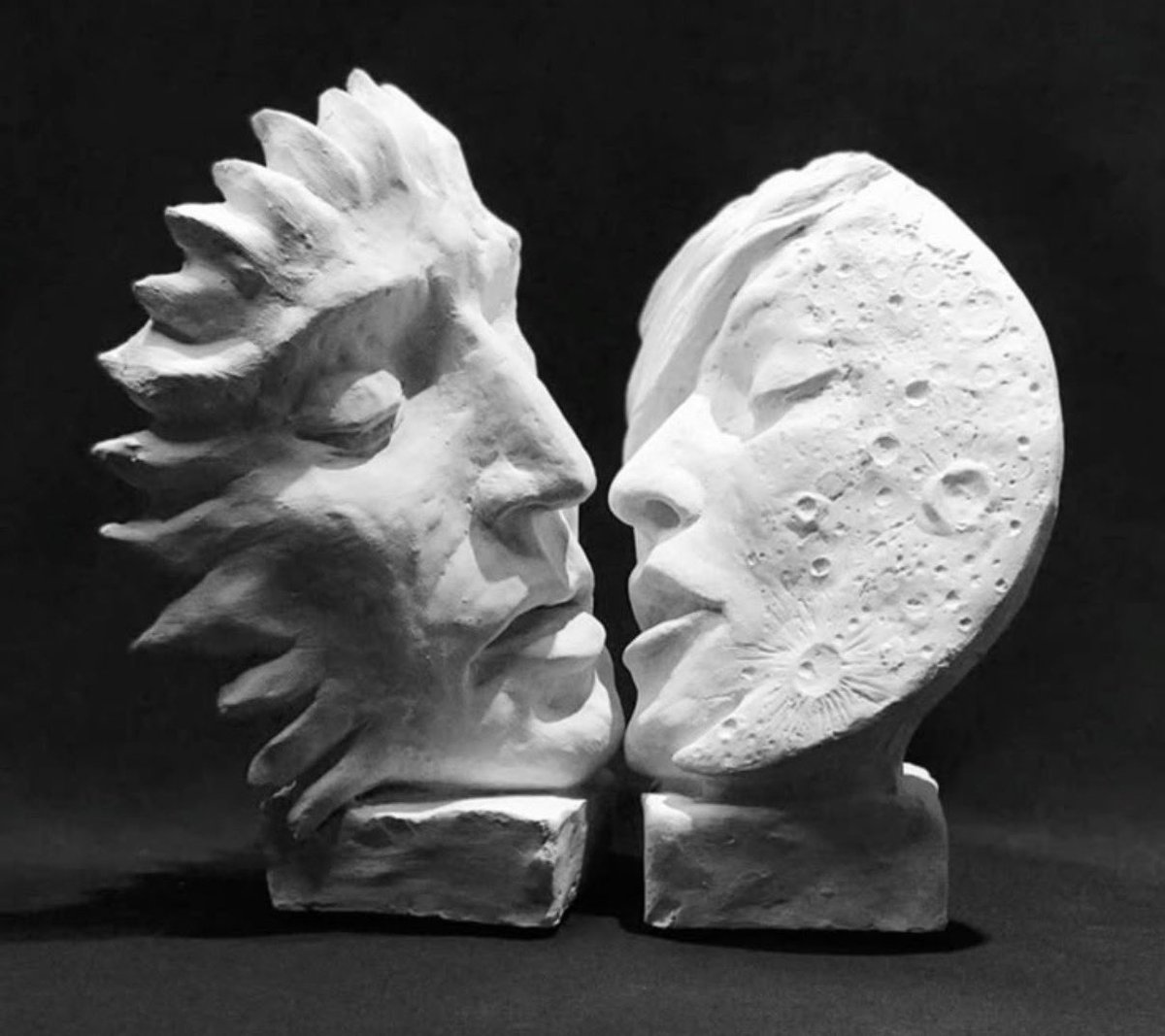 Te espero como la luna
 espera el día sin fin 
Con ilusión......
#12palabrasalviento