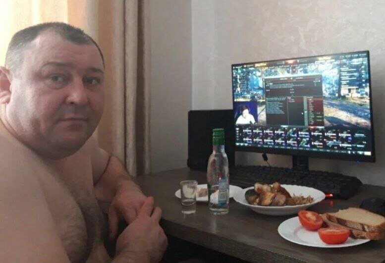 Rusya'da iş yerinde video oyunu oynadığı için işten çıkarılan Rus adam mahkeme tarafından görevine iade edildi.

20 yıllık sıkı çalışmanın ardından 'kurumsal ağları kişisel amaçla kullandığı' gerekçesiyle işten atıldı.

Sadece molalarda oynadığını ve sözleşmesinin hiçbir zaman