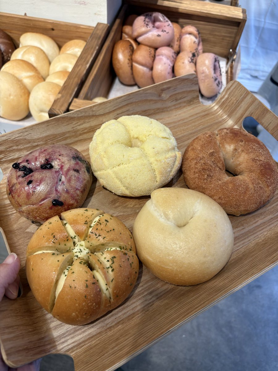 下高井戸にある
韓国ベーグル専門店
「eun bakery」
人気でいつも品薄だけど今日は全種類残ってた！

マジでここのベーグルは次元が違う！
特にガーリックバターは絶品！飛ぶぞ！