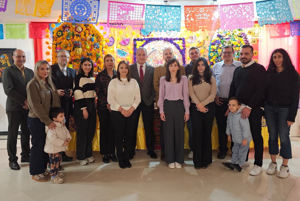 EmbaMexIrn's tweet image. 💀✨ En @EmbaMexIrn concluimos las celebraciones del #DíaDeMuertos. Durante las visitas a nuestro altar, recibimos a alrededor de 700 invitados. 🎉 ¡Gracias a todos los que nos acompañaron para compartir esta hermosa tradición mexicana! 🇲🇽 @SRE_mx @cultura_mx