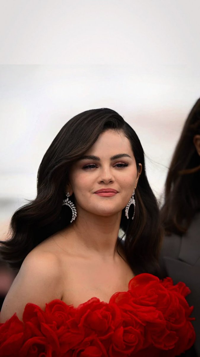 13willowswift's tweet image. Selena &apos;s face card that day was insane.