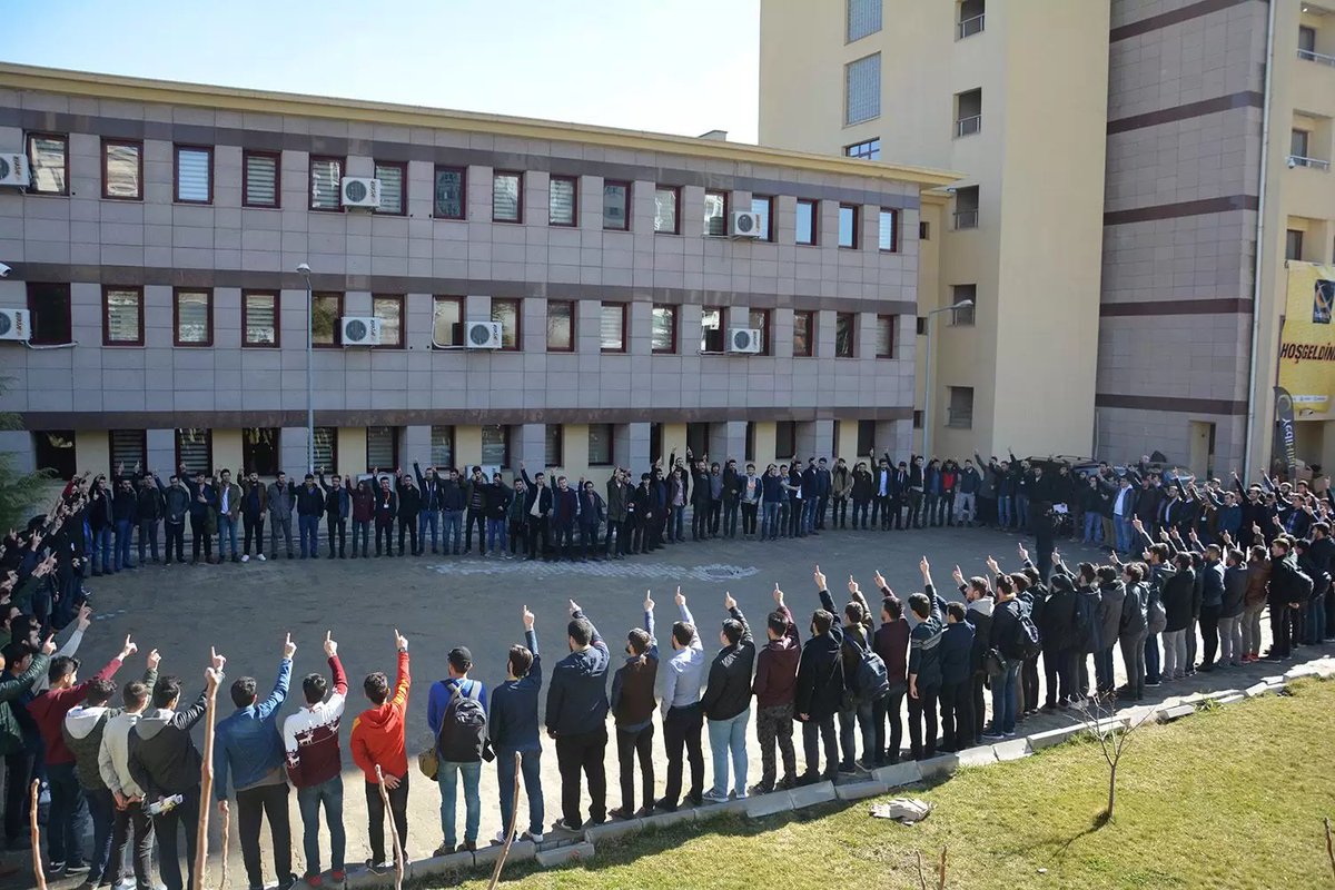 🔴 Yedi Hilal Üniversite Gençliği:

10 Kasım saygı duruşuna katılmadığı için bir üniversite öğrencisine verilen gözaltı kararının hiçbir hukuki gerekçesi yoktur.

Türkiye'nin karanlık yıllarından kalma sindirme metodlarına yeltenenler bilmelidirler ki, bu toprakların asıl