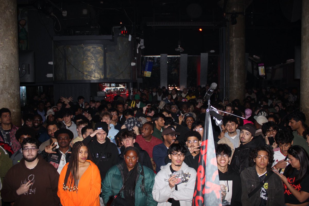 jimlegxacyfans's tweet photo. The crowd for Jim Legxacy New York Night 2 https://t.co/POUf3zRZ9b
