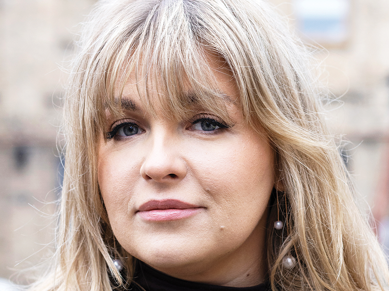 Laikā, kad Saeima sāka spriest par Stambulas konvencijas noraidīšanu, Nikola Stefānija Krištopane pirmoreiz runā par gandrīz desmit gadiem vardarbīgās attiecībās, klusēšanu un drosmi beidzot vērsties pret varmāku policijā — ir.lv/sabiedriba/nik…