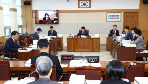 Kangwonilbo's tweet image. #강원특별자치도교육청 의 #태블릿PC 보급 사업이 예산 부풀리기 논란에 휩싸인 가운데 #강원특별자치도의회 가 #감사 를 촉구하고 나섰습니다.

m.kwnews.co.kr/page/view/2025…