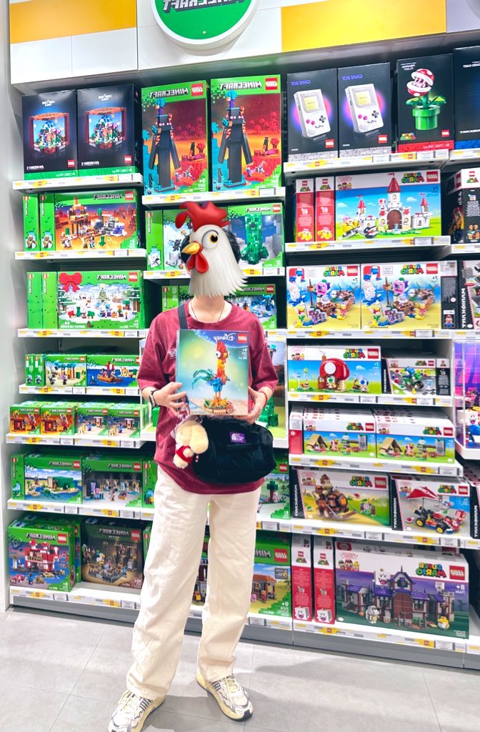 Floatindots's tweet image. #LingOrmLegoCertifiedStore
They were both way too gorgeous. I was planning to ask them to sign my LEGO set, but then ORM walked by and we kinda made eye contact for like two seconds—and I just lost, can’t say any word, completely forgetting about the autograph thing.