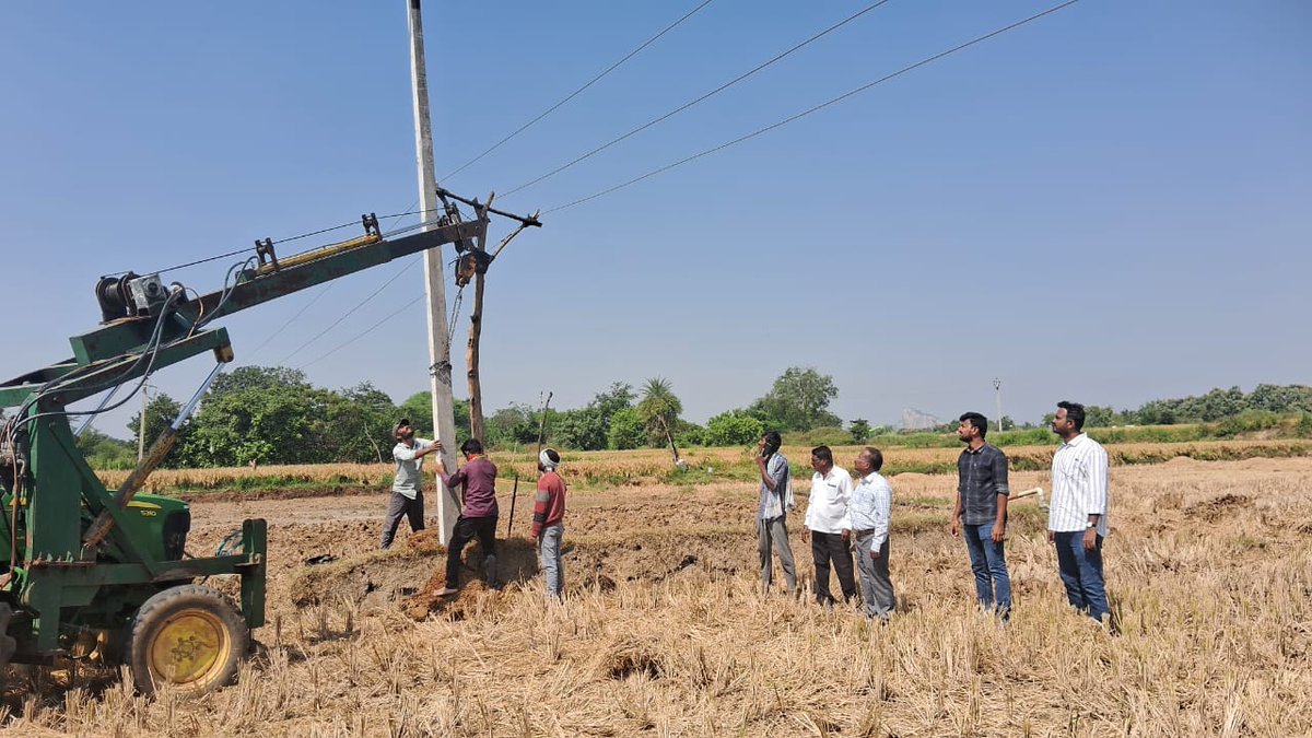 TG_NPDCL's tweet image. ⚡️ #TGNPDCL – Warangal --Polam Baata 🌾
As part of #PolamBata and rectifications of vulnerable location, Divisional Engineer/Technical, Warangal conducted the program at Ramavaram village (Wardhannapet section).
🔹 Safety awareness to farmers on 🌾⚙️ AGL motor capacitor…