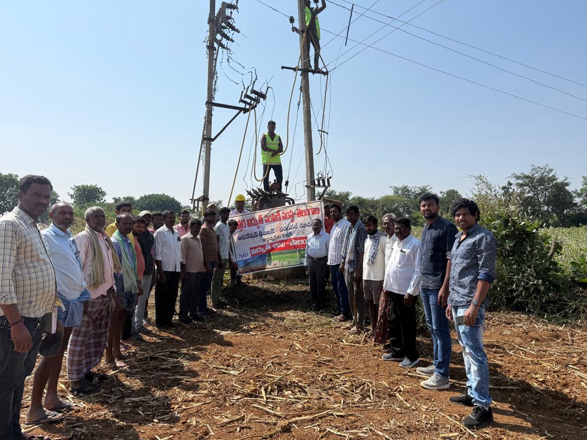 TG_NPDCL's tweet image. ⚡️ #TGNPDCL – Warangal --Polam Baata 🌾
As part of #PolamBata and rectifications of vulnerable location, Divisional Engineer/Technical, Warangal conducted the program at Ramavaram village (Wardhannapet section).
🔹 Safety awareness to farmers on 🌾⚙️ AGL motor capacitor…