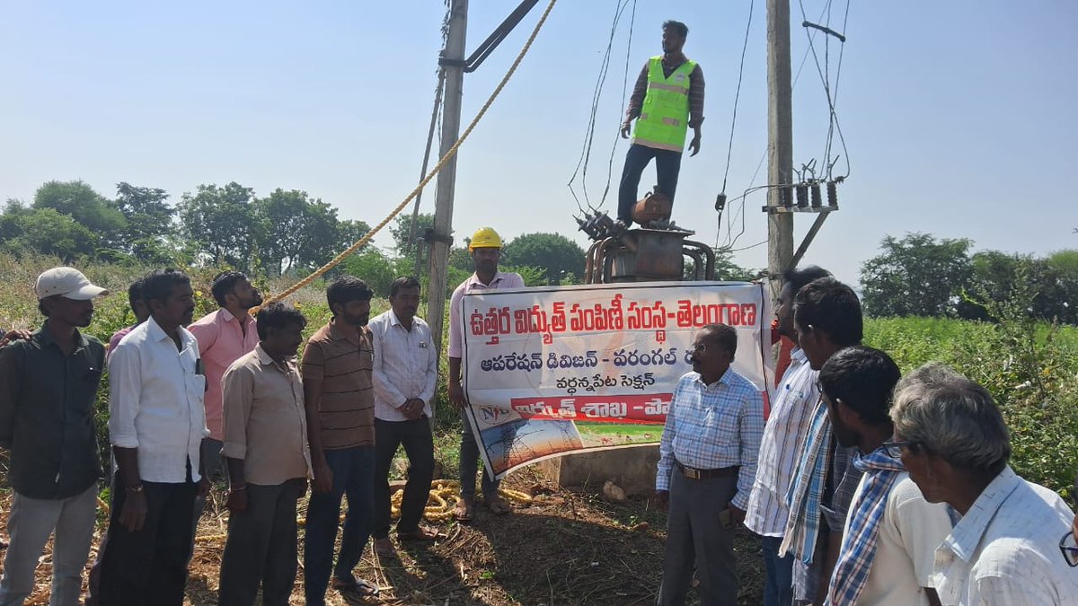 TG_NPDCL's tweet image. ⚡️ #TGNPDCL – Warangal --Polam Baata 🌾
As part of #PolamBata and rectifications of vulnerable location, Divisional Engineer/Technical, Warangal conducted the program at Ramavaram village (Wardhannapet section).
🔹 Safety awareness to farmers on 🌾⚙️ AGL motor capacitor…