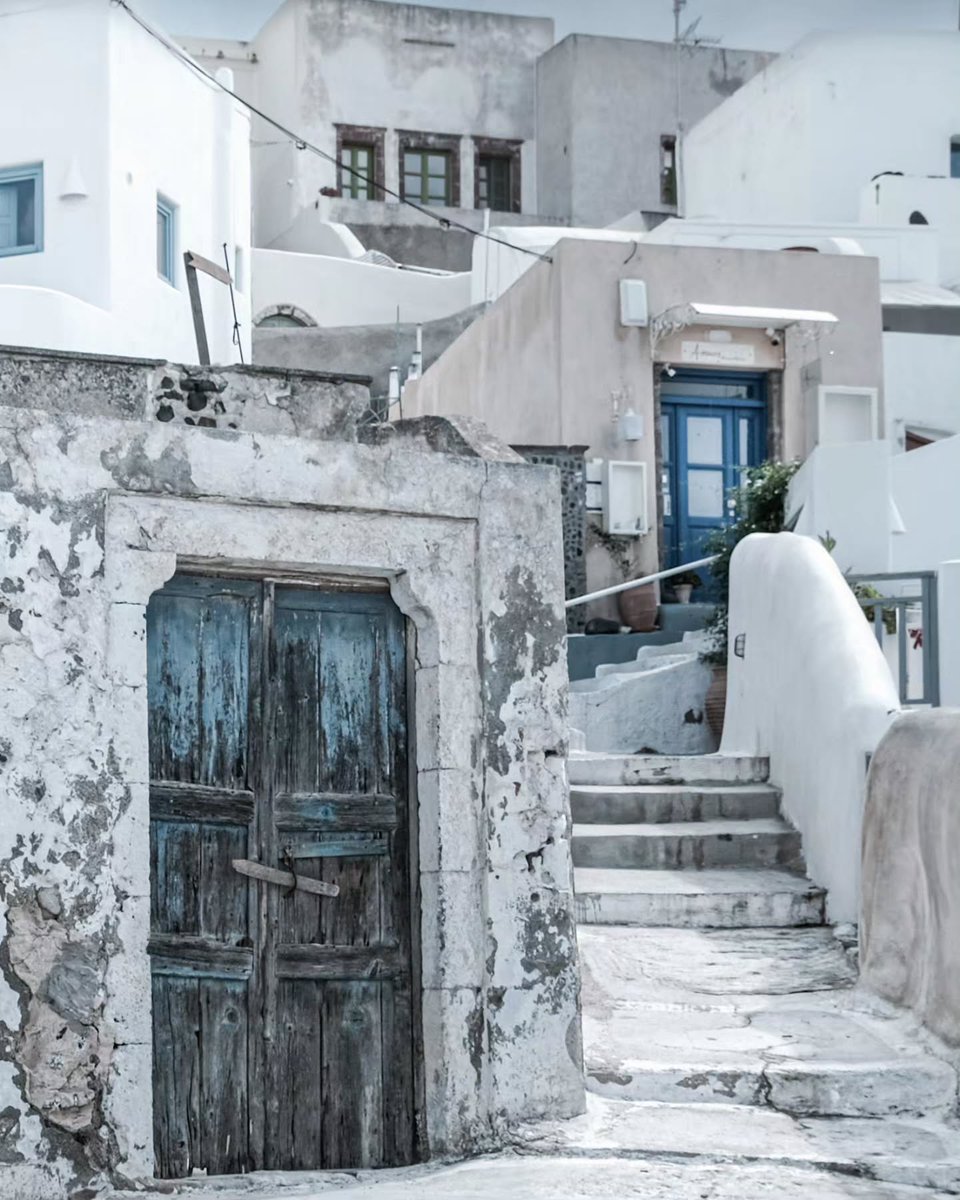 GreekPictures's tweet image. #Pyrgos holds the part of #Santorini that refuses to be polished. And that’s its charm. 🇬🇷
📷 karin_stagram69