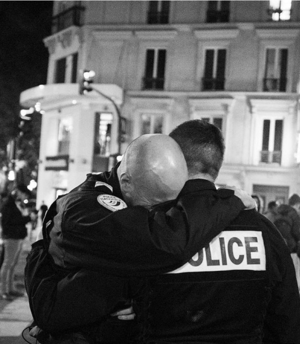 gregjoron_UN1TE's tweet photo. Devoir de mémoire pour les victimes de cette nuit d'horreur, pour leur famille 🙏
Hommage à tous les policiers intervenants,aux services de secours qui ont fait face avec courage. 
Le terrorisme islamiste a frappé, il est toujours présent.
N'oublions jamais.
#13novembre2015 https://t.co/VDcaNT68v7