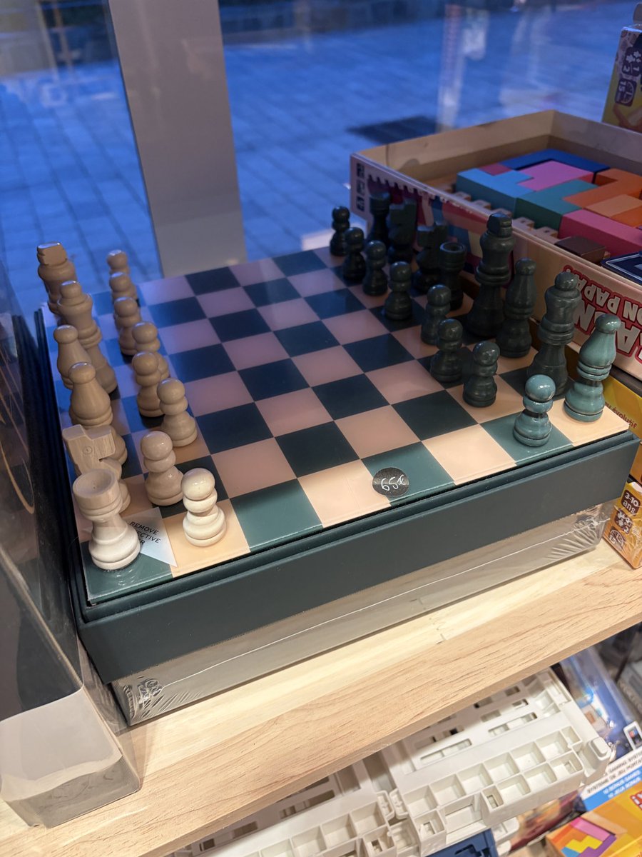 saw this chess board set up in a shop like this 😩