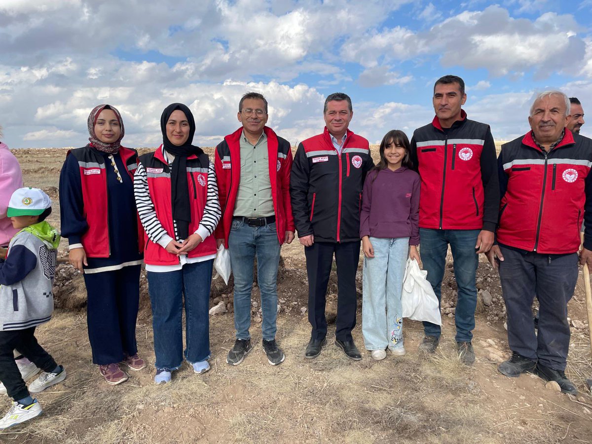 Kozaklı ilçemizin İmran Köyü’nde,çevre dostu proje kapsamında, Dr. Doğan Birgül ve eşi Dr. İsmet Birgül’ün katkılarıyla fidan dikim etkinliği gerçekleştirildi.Nevşehir Valisi Sayın Ali Fidan, Kozaklı Kaymakamı Uğur Savaş, İl Müdürümüz Özgür Memiş, protokol üyeleri katıldı.