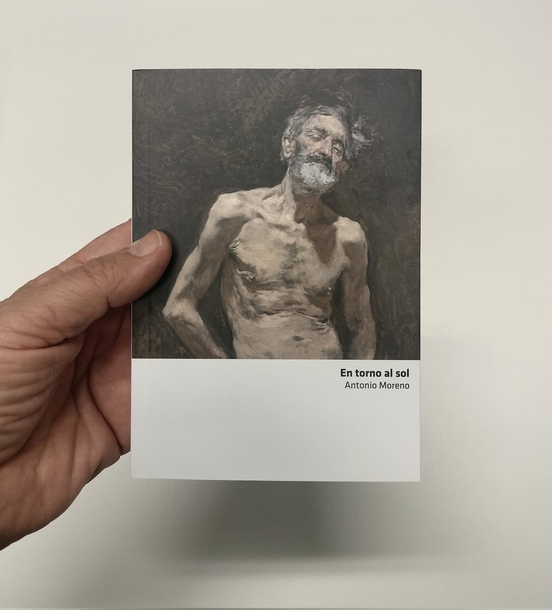 Ayer llegó a las librerías nuestro nuevo libro "En torno al sol" de Antonio Moreno. Es súper bonito y cuesta solo 11€. 
Si vuestra librería de confianza no lo tiene pedídselo y os lo traerán en nada. 
Si os pregunta el librero, nos distribuye Machado Distribución.