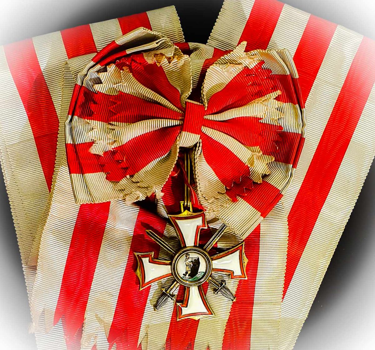 Lāčplēša kara ordeņa kavalieru skaits ir galīgs, tāpēc jābūt skaidrībai par tā saņēmējiem, raksta 14. Saeimas deputāta palīgs Didzis Šēnbergs. Lasiet, kas ir visaugstākā Lāčplēša ordeņa kavalieris Eižēns Žanens — ir.lv/rubrika/viedok…