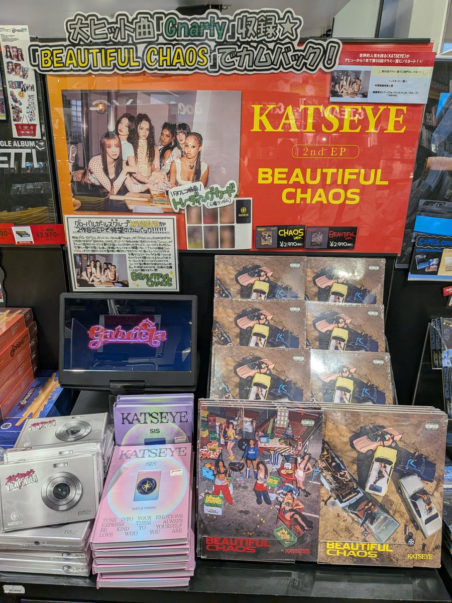 TOWER_Shibuya's tweet image. 【#タワ渋kpop】

／
#KATSEYE 
第68回グラミー賞2部門でノミネート💫
＼

『KATSEYE'S VIEWFINDER in Seoul』
５Fにて販売中🧳💞

韓国人メンバー のユンチェが準備したソウル旅行記を
約60分のデジタルコードに収録‼

封入特典も盛りだくさん😍

旧譜もございます❣
#EYEKONS