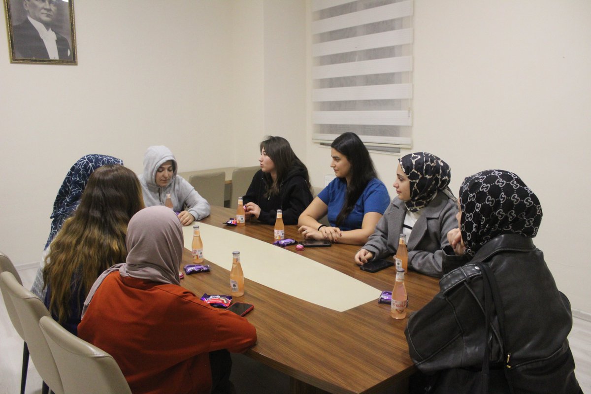 Pusula Projesi" devrede! 🧭

Salih Baba Yurdu'nda son sınıf Hukuk öğrencileri, ara sınıflara rehber oldu.

Staj, sınav ve kariyer tecrübeleri paylaşıldı. Dayanışma kazandı.