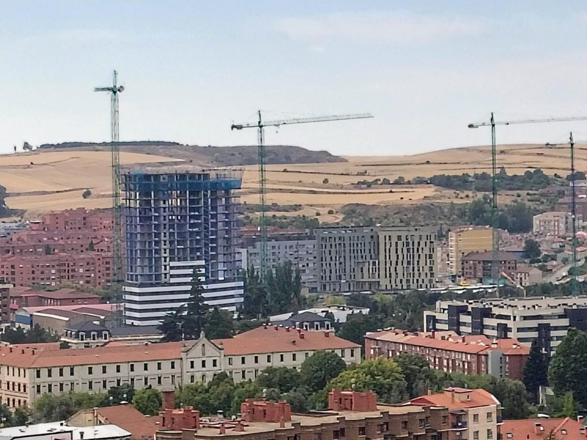 PECSA_'s tweet image. 🏗️🇪🇸🎉 La Torre Zenit de Burgos alcanza la fase final de su estructura con la tradicional colocación de la bandera! 

Grupo #PECSA marca un nuevo hito constructivo

#Burgos va perfilando en su horizonte un nuevo icono de la ciudad 

pecsa.es/torre-zenit-nu…