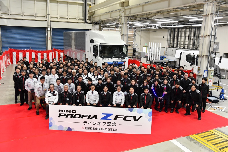 本日古河工場にて、日本初の燃料電池大型トラック量産モデル『日野プロフィア Z FCV』のラインオフ式を開催しました。本来の鍵の受け渡しではなく“水素充填ノズル”贈呈も行われ、水素社会実現に向けた第1号車の門出を関係者一同でお祝いしました。

▼プレスリリースはこちら
hino.co.jp/corp/news/2025…