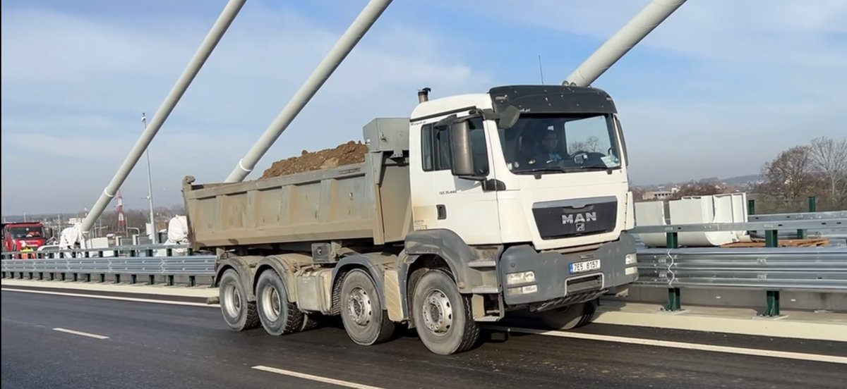 400 tun jako zatěžkávací test pro největší lanový most Česka. Od prosince přes něj povede obchvat Pardubic. 🔴➡️ irozhl.as/ytd