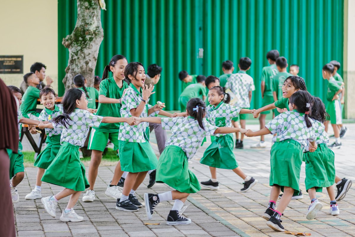 pedulianak's tweet image. Ever played “Cat and Mouse”? 🐱🐭
One child becomes the cat, another the mouse—everyone else cheers and helps the mouse escape. A simple game that turned into pure laughter and teamwork today.
So… are you Team 🐱 or Team 🐭?
#PeduliAnak #NGO #Lombok #Indonesia