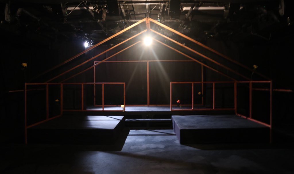 『この音はどこまで』では劇団蒼天の猫標識　茉珠さんに舞台美術をお願いしています。

茉珠さんがこれまで手がけられた舞台美術の写真を掲載します。（掲載許可取得済み）

今回はどんな舞台美術になるのでしょうか！お楽しみに！🐟

ご予約お待ちしております！
ticket.corich.jp/apply/390969/