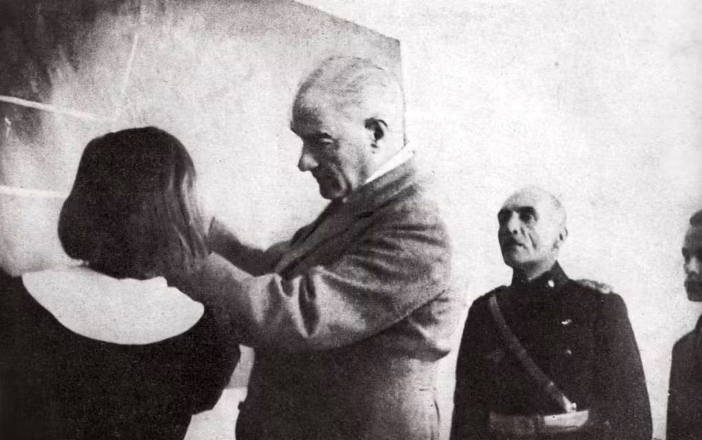 Tarih: 13 Kasım 1937
Yer: Sivas Lisesi

Prof. Dr. İlhan Başgöz anlatıyor:

"1937 yılındayız. Sivas Lisesi’nin 4A sınıfında öğrenciyim. Mevsim sonbahar...

Lisemizde, öğrenciler her sabah okulun bahçesine dizilirdik, kılık kıyafet yoklaması yapılırdı. Bir sonbahar sabahı,