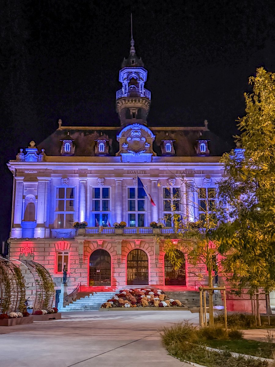 Il y a 10 ans, la France était touchée. En ce 13 novembre, nous honorons les 130 victimes, les blessés, leurs familles, les forces de l’ordre, les pompiers, les soignants et les héros anonymes.

Les monuments de la <a href="/VilledeVernon/">Ville de Vernon</a> s’illuminent aux couleurs 🇫🇷 ce soir en hommage.