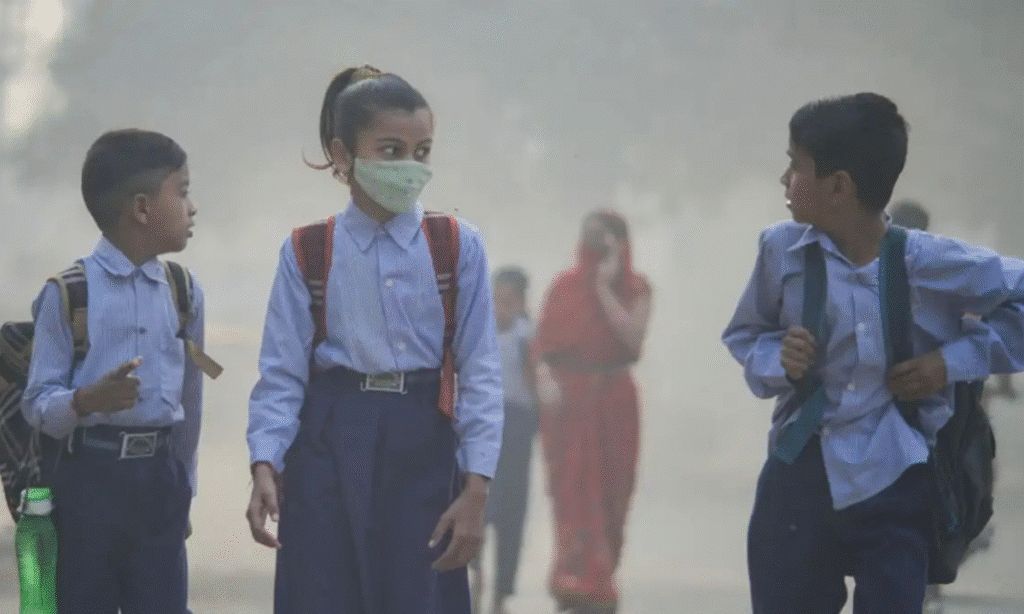 NRI_Community's tweet image. Delhi’s #AirQuality plunges to ‘Severe’ (AQI 425) — Govt activates #GRAP3

Schools up to Class 5 shift to #HybridLearning
#BSIV &amp;amp; #BSIII vehicles banned
Construction halted

Citizens urged to wear N95s &amp;amp; limit outdoor activity. 

indian.community/news/delhi-sch…
