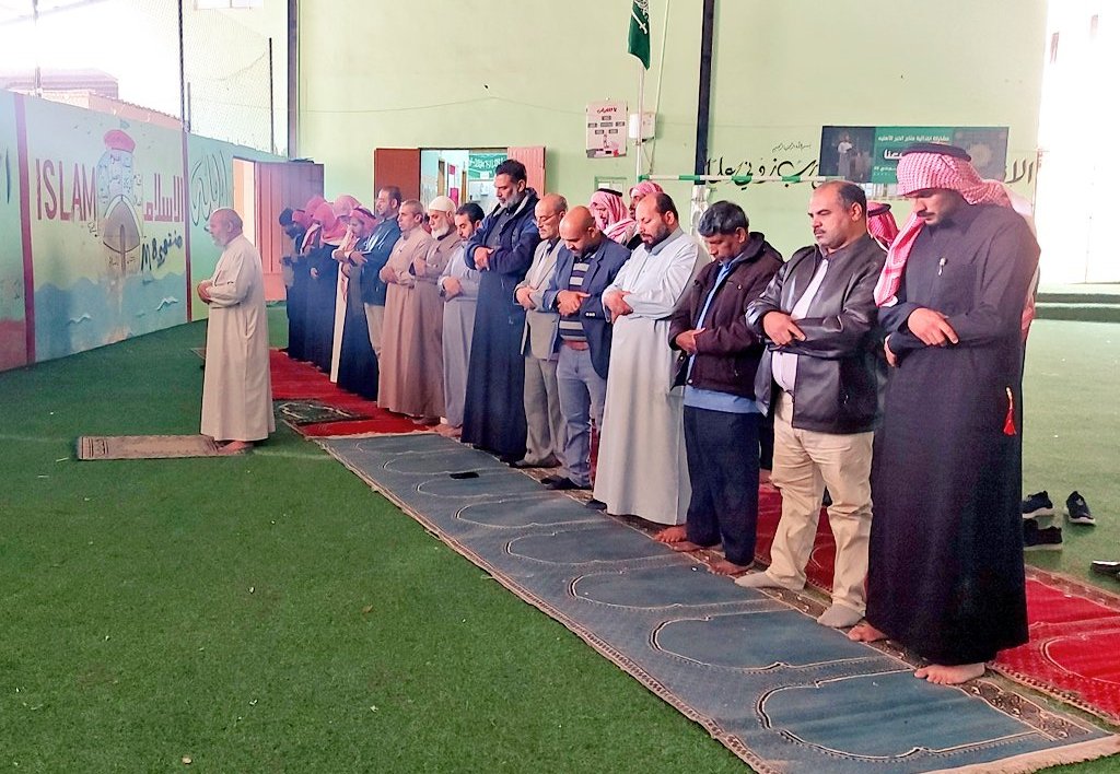 msmh222's tweet photo. تأسياً بسنة نبينا محمد صلى الله عليه وسلم بإقامة صلاة الاستسقاء، وإنفاذاً لتوجيه #خادم_الحرمين_الشريفين "حفظه الله ورعاه"، أدى طلاب #ابتدائية_منابر_الخير_الأهلية  
 صباح اليوم صلاة الاستسقاء مع معلميهم في المدرسة 
@MOE_JOF 
#تعليم_الجوف https://t.co/ZgBtyDHqY7