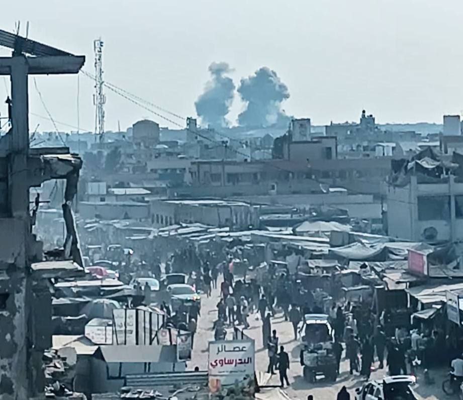 ahmedshameya995's tweet image. Israeli warplanes bombed southern Khan Younis, southern Gaza.