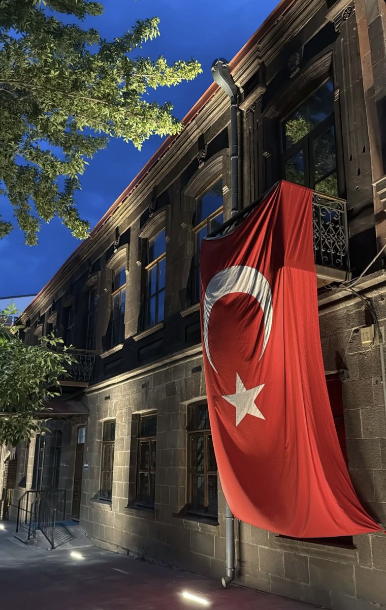 Türk olmakla övünür, Türklükle yaşarız.