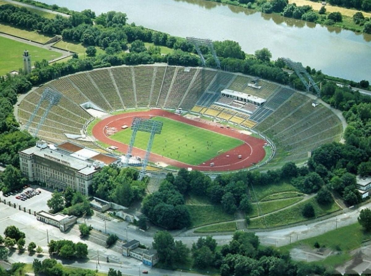 🏟️Zentralstadion (Leipzig).

Así era la casa del Lokomotive, con una capacidad de  120.000 espectadores. Mucho antes de que Red Bull existiera como bebida.