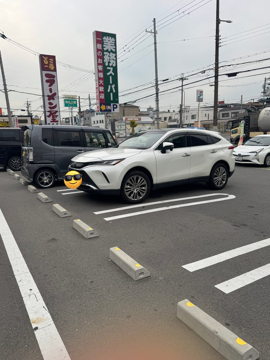 techu_techu_220's tweet image. さっきスーパー行ってきてんけど流石にこの停め方はないやろ😂いい車がホンマ台無しやで😂
