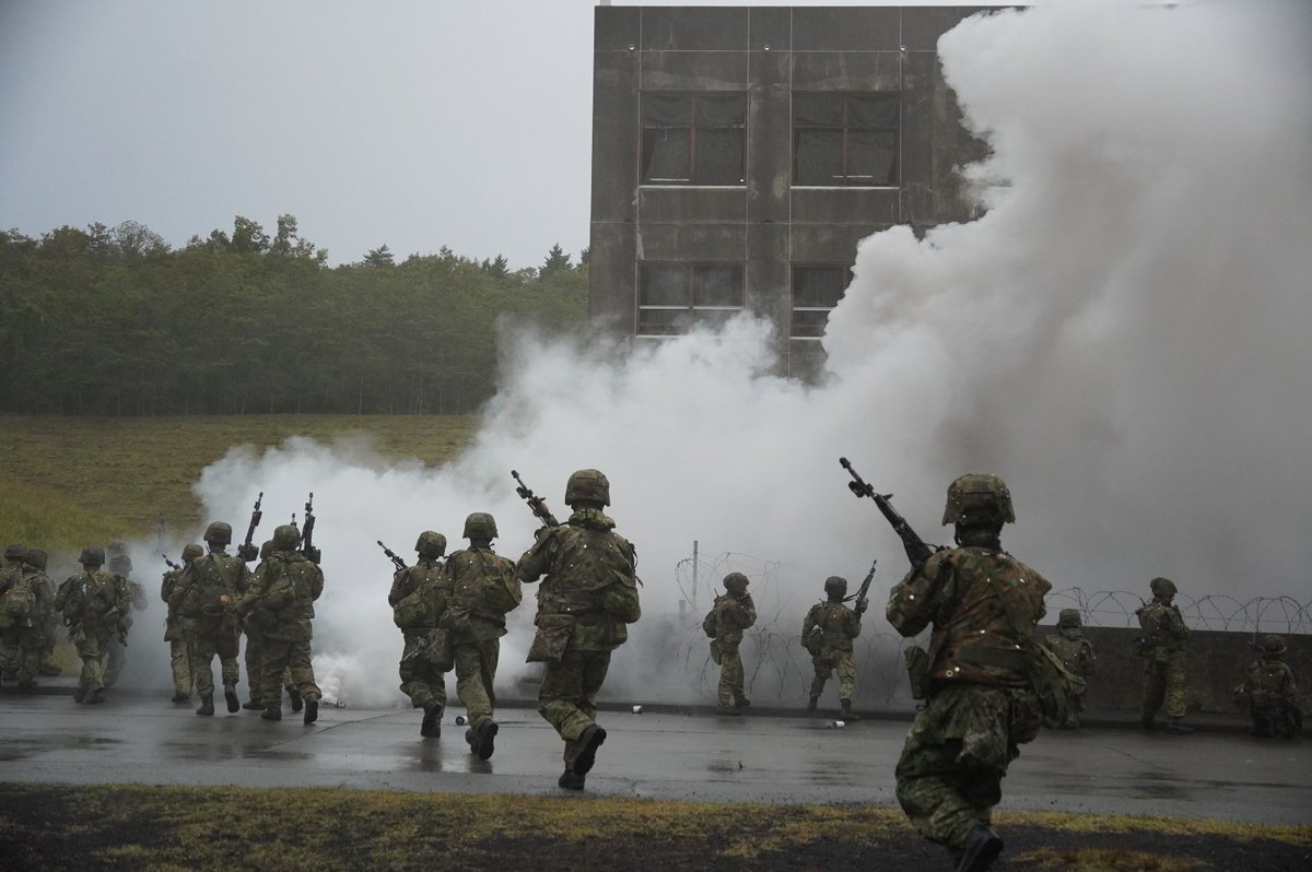 1i_nerima's tweet image. 連隊は市街地における戦闘訓練を実施しました。煙幕を使用し、敵の視界を遮りながら建物内へ突入する場面です。
#練馬
#１連隊
#煙幕
#市街地戦闘訓練