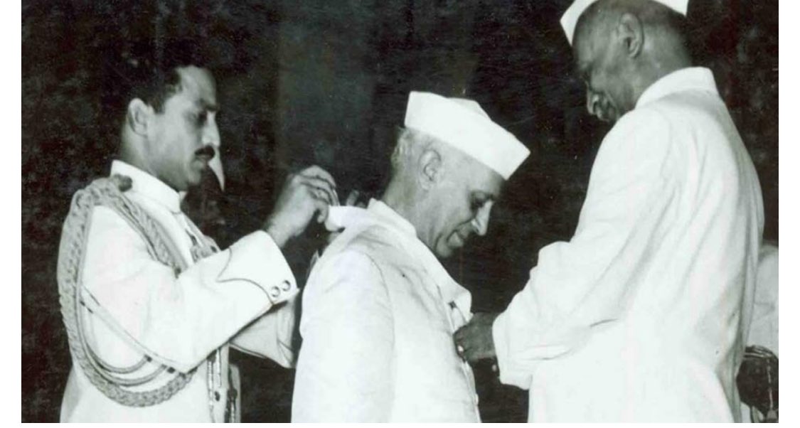 BabelePiyush's tweet image. कुंठित संघी ब्रिगेड अक्सर यह राग अलापती है कि पंडित जवाहरलाल नेहरू ने प्रधानमंत्री रहते हुए ख़ुद को ही भारत रत्न दे दिया। अब ज़रा इसकी पूरी सच्चाई जानिये।

बात उन दिनों की है जब दुनिया शीत युद्ध के घेरे में थी और तीसरे विश्वयुद्ध खटका हमेशा बना रहता था। उस दौर में विश्व नेता…