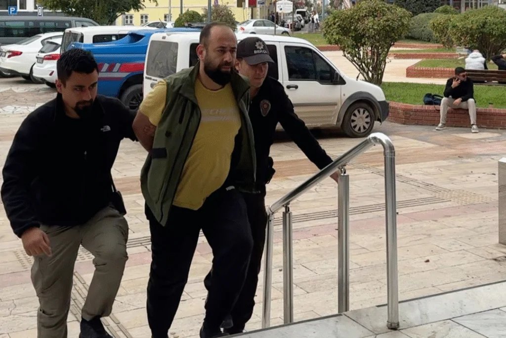 🔴 Aydın'da 10 Kasım günü saygı duruşunda bulunanlara gülen bir vatandaş, çıkarıldığı mahkemece ev hapsi cezasına çarptırıldı.