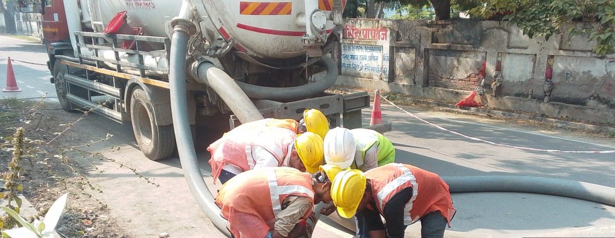 _KalbeAbbas_'s tweet photo. A sewer blockage in the Gomti Nagar area was resolved swiftly! Soon after the complaint was registered on @suez toll-free number, the team reached the spot and completed the work efficiently. Big thanks to the entire SUEZ team for their prompt action! 🙌
#OneCityOneOperator https://t.co/E0cavL2zk6