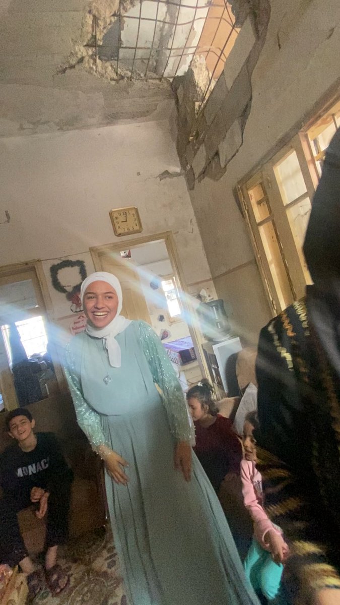 أختي نسمة الناجية من خمسة حروب وإبادة هي الأولى #غزة في الثانوية العامة 99.4% علمي.