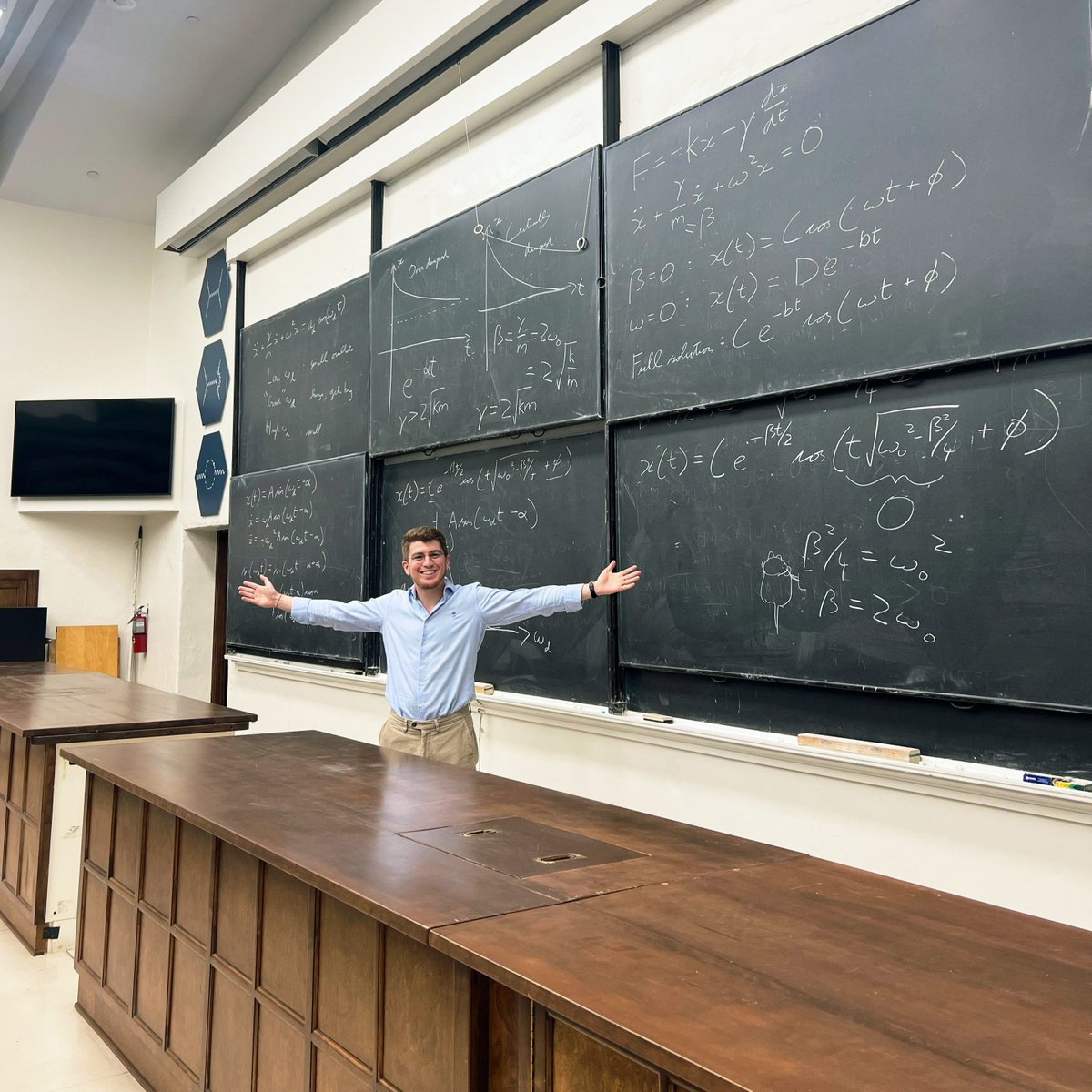 SFurkanOzturk61's tweet image. Dream come true. Standing as a professor at Caltech&apos;s Feynman Lecture Hall where Feynman used to teach his &quot;Lectures on Physics&quot;.