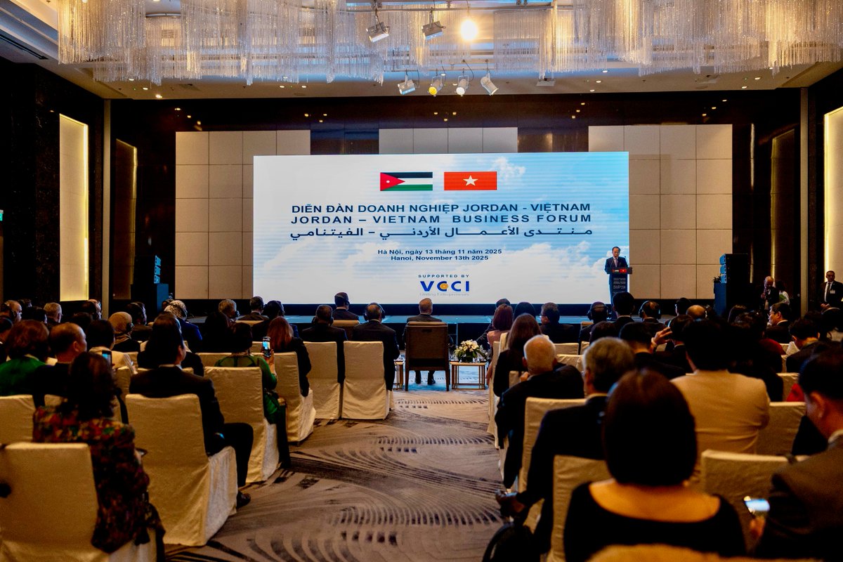 RHCJO's tweet image. جلالة الملك عبدﷲ الثاني يحضر الجلسة الافتتاحية لملتقى الأعمال الأردني - الفيتنامي في العاصمة هانوي، ويؤكد جلالته أهمية تعزيز التعاون الاقتصادي بين البلدين والاستفادة من تجربة #فيتنام الاقتصادية المستندة إلى رؤيتها المتقدمة 
#الأردن 

تفاصيل:
rhc.jo/g/74210