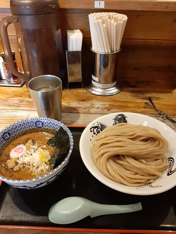カウパック東京支店のある千葉県松戸市にはおいしいラーメン屋さんがたくさんありつい食べすぎてしまいます😋💦

写真は違いますが、かの有名なラーメン屋さんのテイクアウト用スープに弊社のパウチを採用いただいたりもしています🍜
#ラーメンスープ #規格袋 #カウくんの営業日記