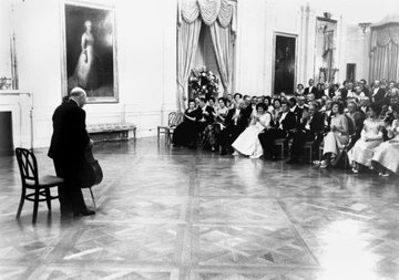 almanacat's tweet photo. 13 de novembre de 1961: el violoncel·lista Pau #Casals i Defilló actuava davant el president John F. Kennedy a la Casa Blanca, Washington DC. https://t.co/KR6P1O8FXk